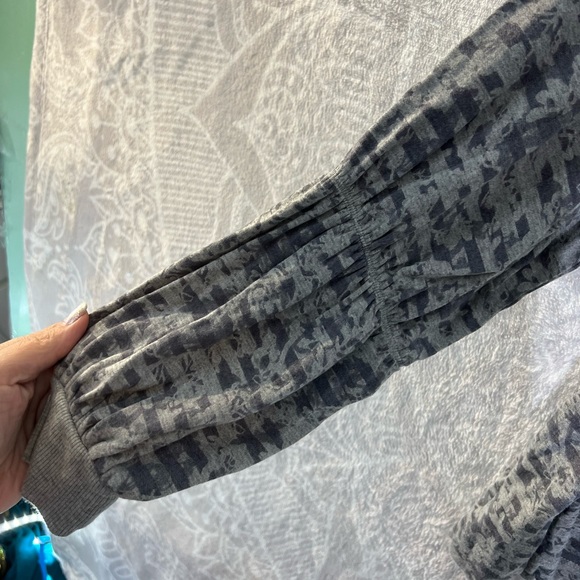 688 LOU & GREY GRAY STRIPE GLORAL PRINT TOP SIZE M MEDIUM CUTE SLEEVES EUC SHIRT - Picture 3 of 10